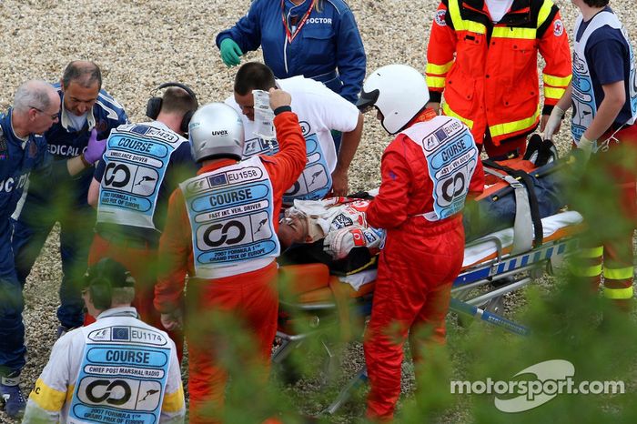 Duro accidente de Lewis Hamilton, McLaren Mercedes, MP4-22, en clasificación