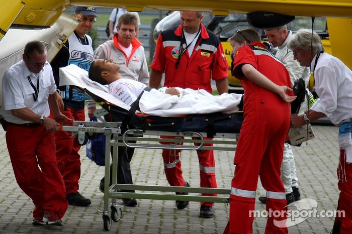 Lewis Hamilton, primero en camilla y luego en helicóptero hacia el hospital tras su accidente