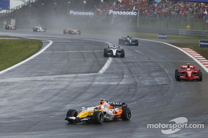 Heikki Kovalainen, Renault F1 Team, R27 y Kimi Raikkonen, Scuderia Ferrari, F2007