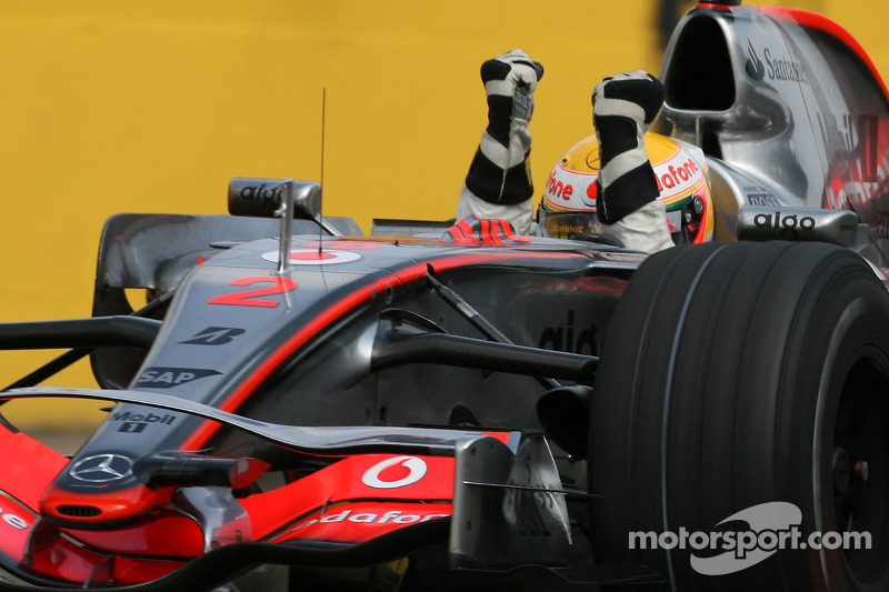 Le vainqueur de la course Lewis Hamilton, McLaren Mercedes, MP4-22