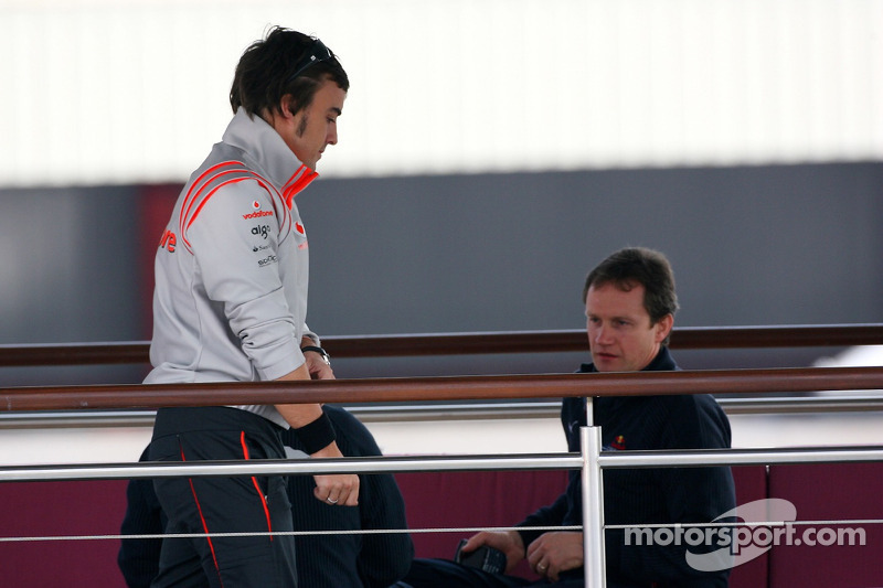 Fernando Alonso, McLaren Mercedes has a talk ve Christian Horner, Red Bull Racing, Direktör