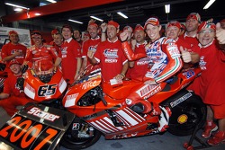 Чемпіон MotoGP 2007 Кейсі Стоунер святкує разом з командою
