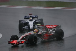 Lewis Hamilton, McLaren Mercedes, MP4-22 ve Nico Rosberg, WilliamsF1 Team, FW29