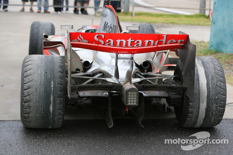 Lewis Hamilton, McLaren Mercedes estacionado en el lado de la pista con los neumáticos muy gastados