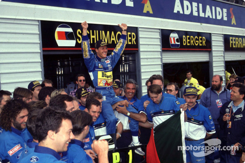 Le Champion du monde 1994 de Formule 1 Michael Schumacher fête son titre avec son équipe