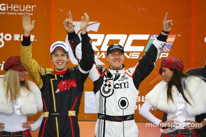 Podio: los ganadores de la Copa de Naciones Sebastian Vettel y Michael Schumacher celebran