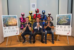 Daniel Ricciardo, Red Bull Racing e Daniil Kvyat, Red Bull Racing con Eiichi Ishigaki, vice-governat