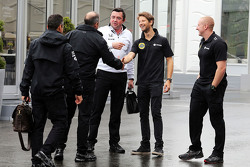 Ромен Грожан, Lotus F1 Team и Эрик Булье, гоночный директор McLaren