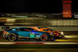 #99 阿斯顿马丁车队 阿斯顿马丁V8 Vantage GTE赛车:费尔南多·里斯、埃里克斯·麦克唐沃、里奇·斯坦纳威