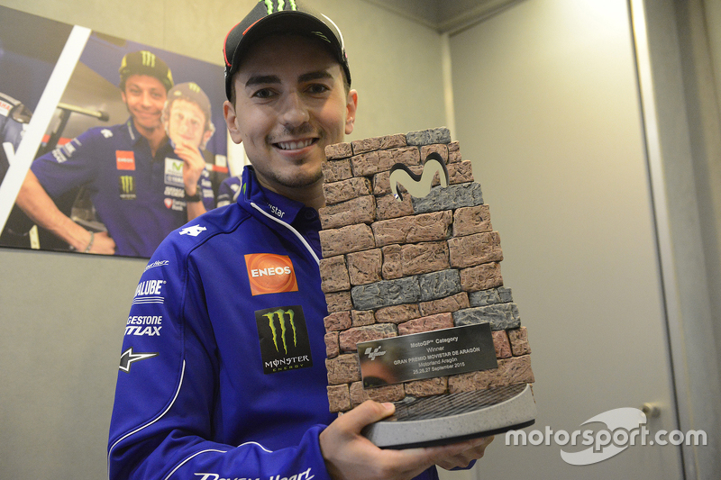Jorge Lorenzo diseñó el trofeo del GP de Aragón 2015 inspirándose en el muro de piedra del trazado