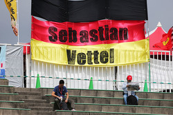 Fans auf den Tribünen mit Plakat für Sebastian Vettel, Ferrari