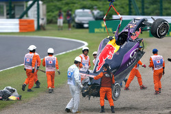La Red Bull Racing RB11 de Daniil Kvyat est enlevée par les commissaires après son accident