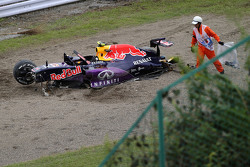 El Red Bull Racing RB11 de Daniil Kvyat es removido de la pista después del choque