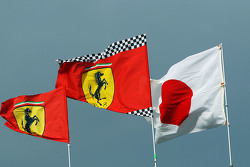 Ferrari-Fahnen und die japanische Flagge