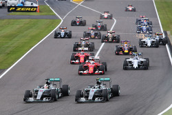Lewis Hamilton, Mercedes AMG F1 W06, in Führung nach dem Start