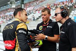 Pastor Maldonado, Lotus F1 Team con Mark Slade, Lotus F1 Team Ingeniero de carrera en la parrilla
