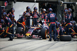 Карлос Сайнс мл., Scuderia Toro Rosso STR10 во время пит-стопа и замены переднего антикрыла