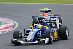 Маркус Эрикссон, Sauber C34 едет впереди Фелипе Насра, Sauber C34