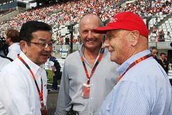 Takahiro Hachigo, Honda CEO com Ron Dennis, McLaren Executive Chairman e Niki Lauda, Mercedes Non-Executive Chairman on the grid