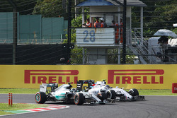 Нико Росберг, Mercedes AMG F1 W06 и Валттери Боттас, Williams FW37 борьба за позицию