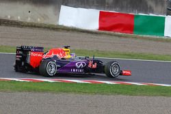 Daniel Ricciardo, Red Bull Racing RB11 con una ponchadura al inicio de la carrera