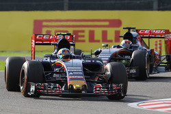 Carlos Sainz Jr., Scuderia Toro Rosso STR10 voor ploegmaat Max Verstappen, Scuderia Toro Rosso STR10