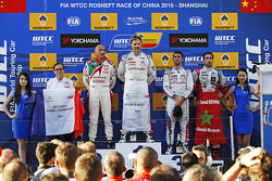 Podium : le vainqueur Yvan Muller, Citroën C-Elysee WTCC, Citroën World Touring Car team, le deuxième, Gabriele Tarquini, Honda Civic WTCC, Honda Racing Team, le troisième, Jose Maria Lopez, Citroën C-Elysée WTCC, Citroën World Touring Car team