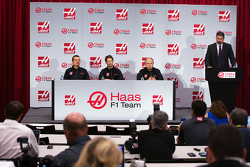 Гюнтер Штайнер, руководитель Haas F1 Team, Ромен Грожан, Haas F1 Team и Джин Хаас, Haas F1 Team