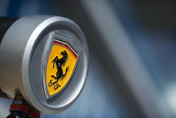 Логотип Ferrari на оборудовании