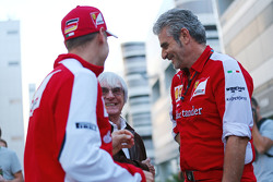 (da sx a dx): Sebastian Vettel, Ferrari con Bernie Ecclestone, e Maurizio Arrivabene, Team Principal