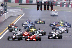 Largada: Mika Hakkinen, McLaren e Michael Schumacher, Ferrari
