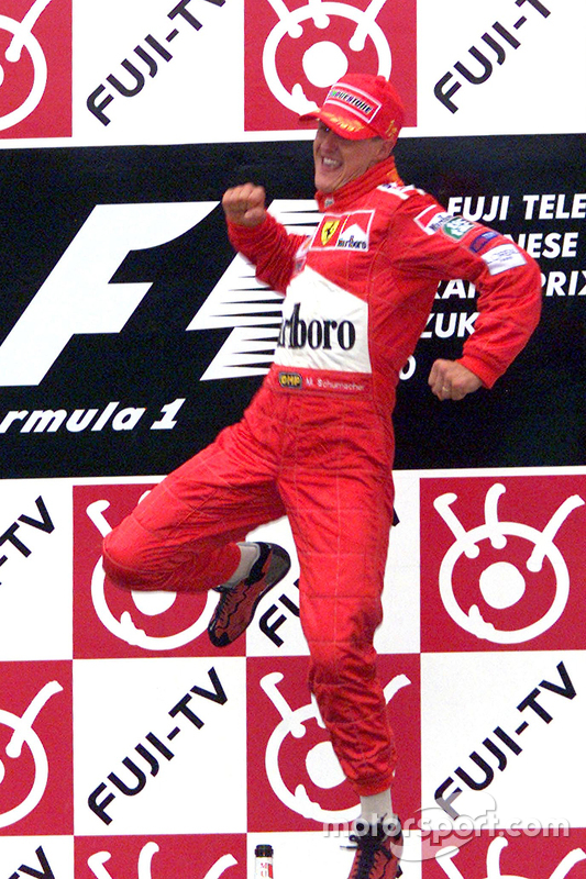 El ganador de la carrera y Campeonato del mundo del 2000, Michael Schumacher, Ferrari