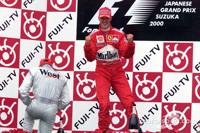 Podio: el ganador de la carrera y del campeonato mundial 2000, Michael Schumacher, Ferrari y el segundo lugar Mika Hakkinen, McLaren