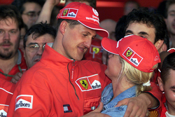 Yarış galibi ve 2000 Dünya Şampiyonu Michael Schumacher, Ferrari ve eşi Corinna Schumacher