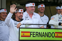 Fernando Alonso, McLaren celebrat su GP 250 con Eric Boullier, McLaren Racing Director Y su equipo