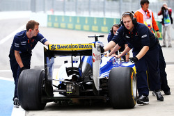 La Sauber C34 di Marcus Ericsson ferma all'uscita della pit lane e spinta indietro dai meccanici