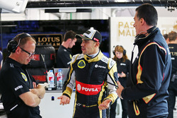 Марк Слэйд, гоночный инженер Lotus F1 Team, Пастор Мальдонадо, Lotus F1 Team и Федерико Гастальди, и