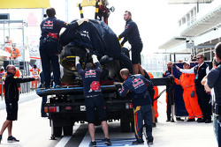 La Scuderia Toro Rosso STR10 de Carlos Sainz Jr., Scuderia Toro Rosso est ramenée aux stands à l'arrière d'un camion après son crash en Essais Libres 3