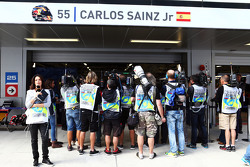 Los medios de comunicación se reúnen alrededor del garaje de Carlos Sainz Jr., Scuderia Toro Rosso e