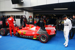 Льюис Хэмилтон, Mercedes AMG F1 W06 смотрит на Ferrari SF15-T Себастьяна Феттеля, Ferrari в закрытом