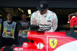 Льюис Хэмилтон, Mercedes AMG F1 W06 смотрит на Ferrari SF15-T Себастьяна Феттеля, Ferrari в закрытом