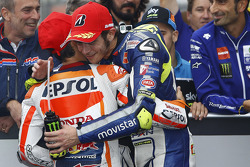 Le vainqueur de la course Dani Pedrosa, Repsol Honda Team, et le deuxième Valentino Rossi, Yamaha Factory Racing