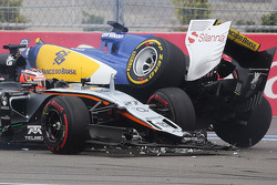 Авария на первом круге - Нико Хюлькенберг, Sahara Force India F1 VJM08 и Маркус Эрикссон, Sauber F1