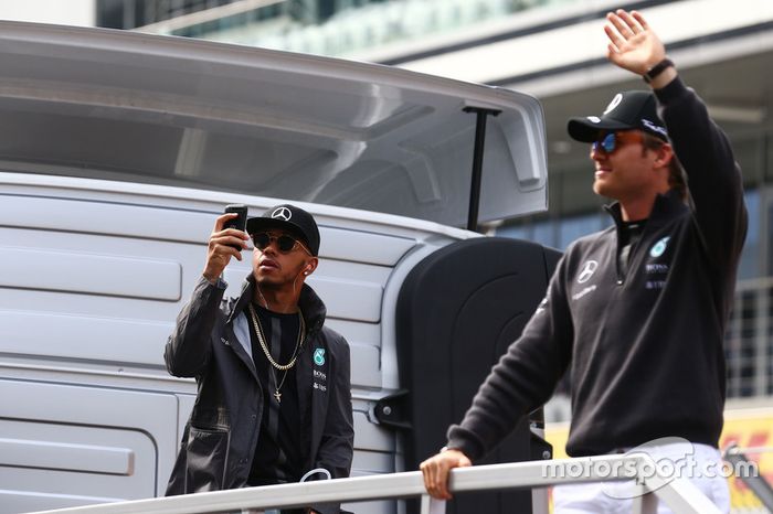 Lewis Hamilton en el desfile de pilotos