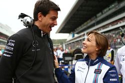 Toto Wolff, Mercedes AMG F1 accionista y Director Ejecutivo, con Claire Williams, Subdirector de equ