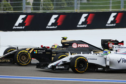 Pastor Maldonado, Lotus F1 E23 y Felipe Massa, Williams FW37 al inicio