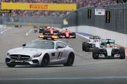 Lewis Hamilton, Mercedes AMG F1 W06 achter de FIA Safety Car