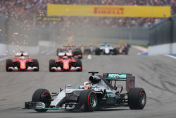 Lewis Hamilton, Mercedes AMG F1 W06 lidera por la batalla a Sebastian Vettel, Ferrari SF15-T y Kimi