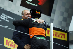 Sergio Pérez, Sahara Force India F1 celebra su tercer lugar con el Presidente de Rusia Vladimir Puti