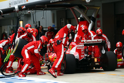 Kimi Raikkonen, Ferrari SF15-T fa un pit stop